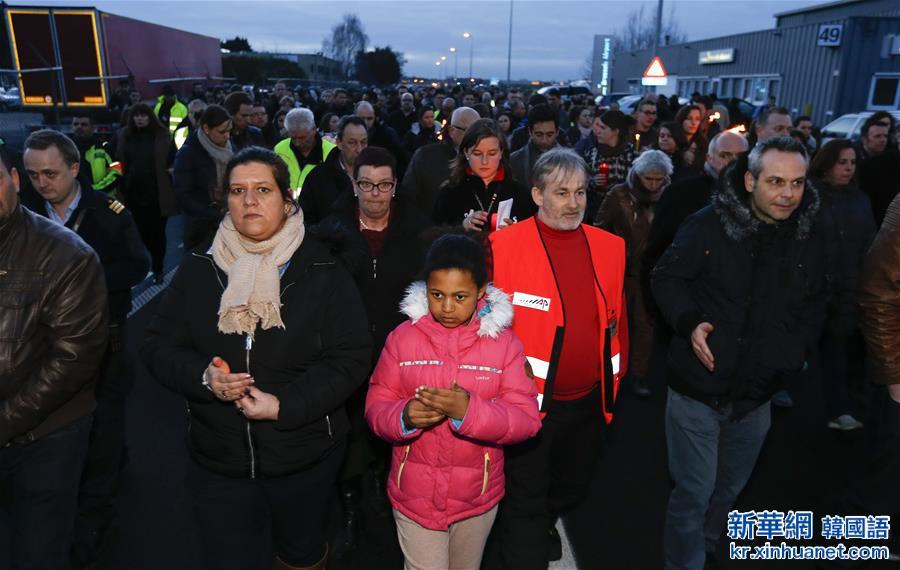（国际）（3）布鲁塞尔机场工作人员悼念恐袭遇难者