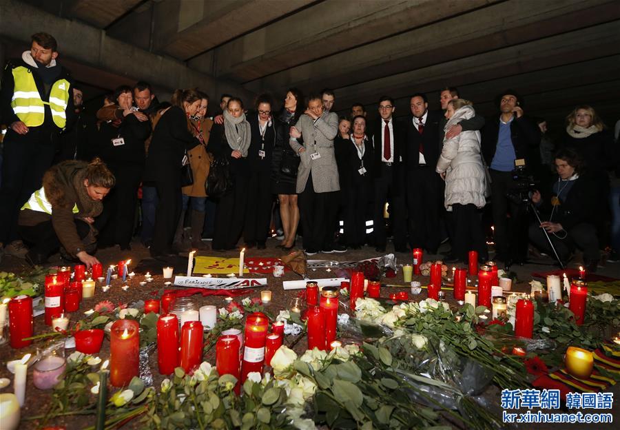 （国际）（4）布鲁塞尔机场工作人员悼念恐袭遇难者