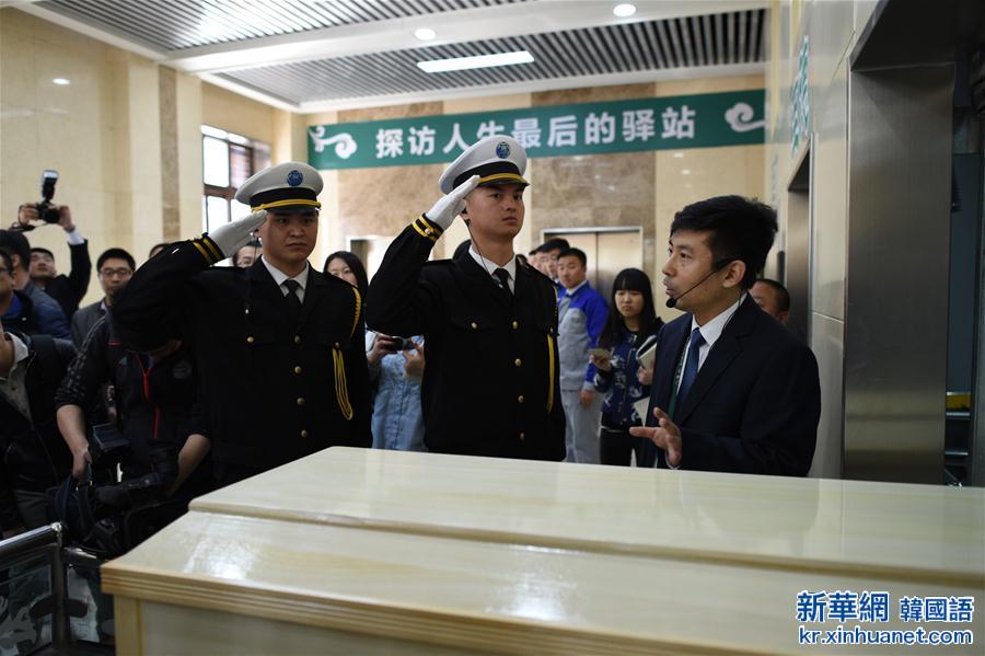 （社会）（3）北京八宝山殡仪馆举办首届公众开放日