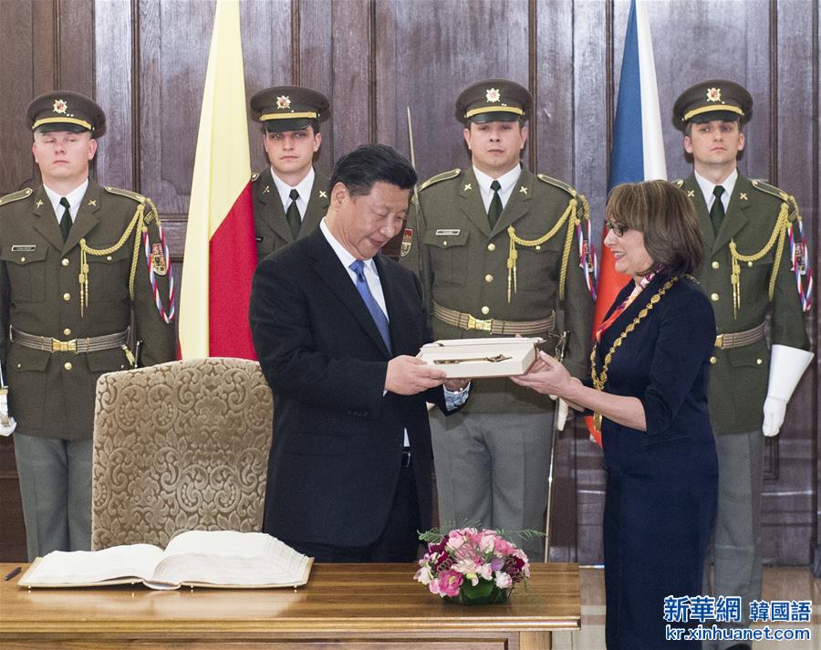 （时政）习近平接受布拉格城市钥匙