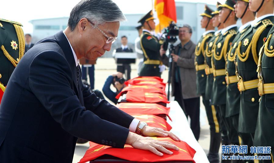 （国际）（5）中韩双方交接第三批在韩中国人民志愿军烈士遗骸