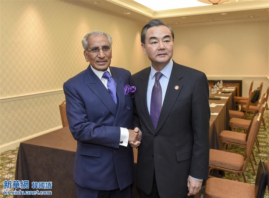 （XHDW）王毅会见巴基斯坦外交国务部长法塔米