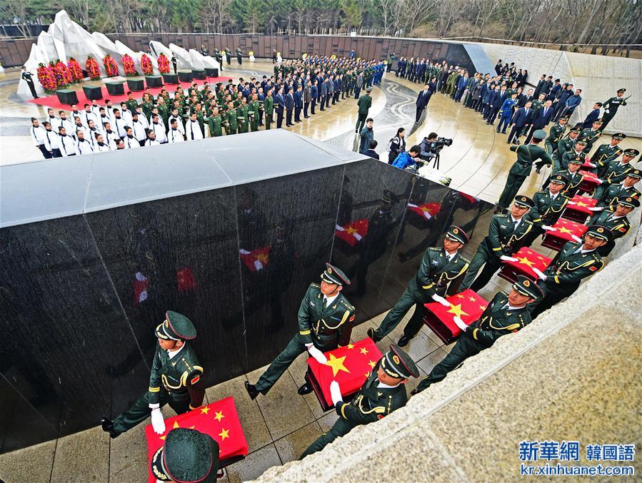 （新华直击）（1）第三批在韩志愿军烈士遗骸在沈阳安葬　