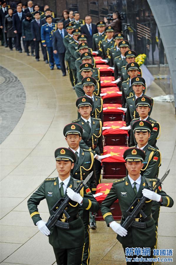 （新华直击）（2）第三批在韩志愿军烈士遗骸在沈阳安葬　