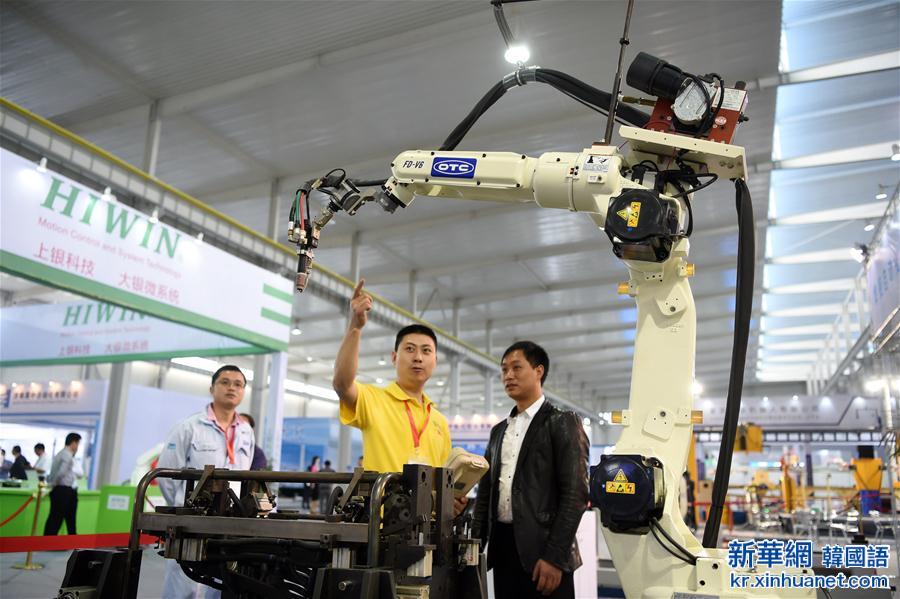 （财经专线）（1）2015年我国生产销售机器人超过2.2万台