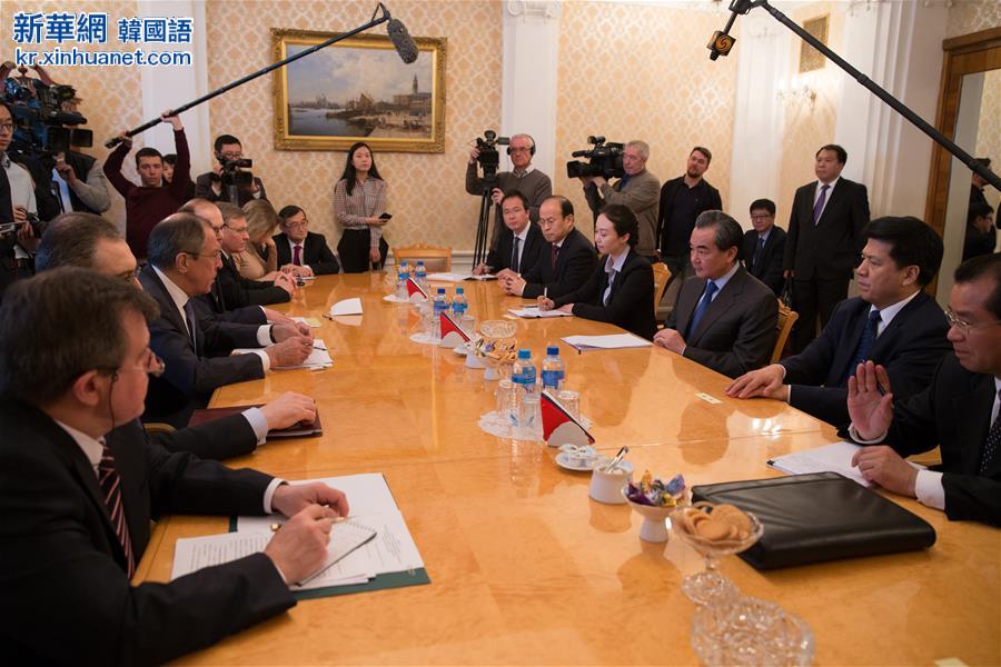 （XHDW）王毅与俄罗斯外长拉夫罗夫举行会谈