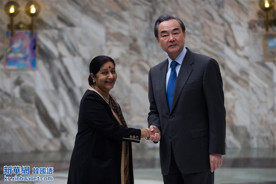 （XHDW）王毅与印度外长斯瓦拉杰举行会谈