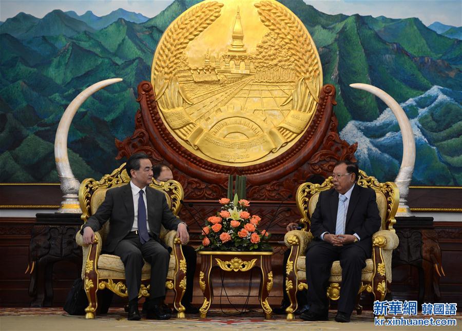 （XHDW）老挝党中央总书记、国家主席本扬会见王毅