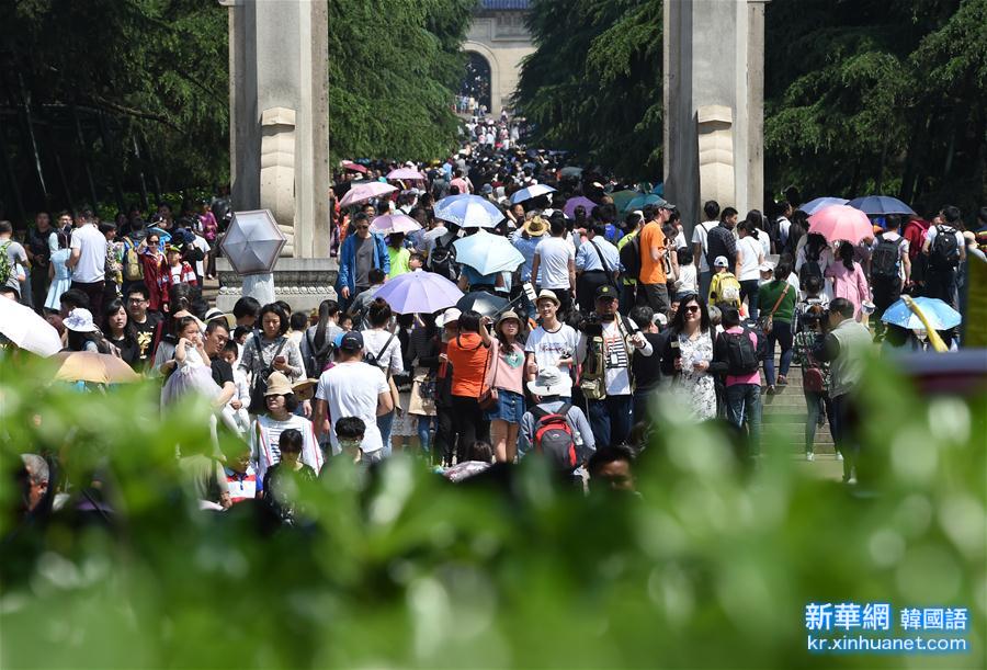 （社会）（1）南京：“五一”假期首日中山陵园景区接待游客16万人次