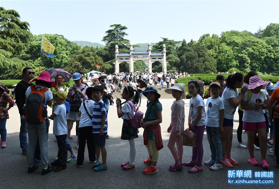 （社会）（2）南京：“五一”假期首日中山陵园景区接待游客16万人次