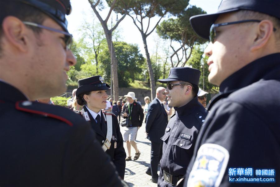 （国际）（2）中意首次联合警务巡逻在罗马启动