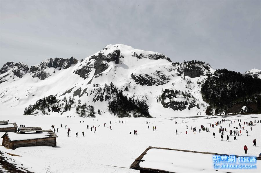 （美丽中国）（2）香格里拉巴拉格宗雪山美景如画