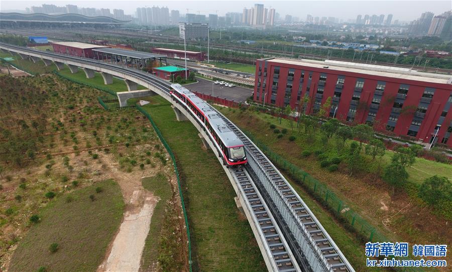 （社会）（1）中国首条中低速磁浮铁路载客试运营