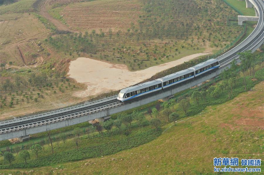 （社会）（2）中国首条中低速磁浮铁路载客试运营