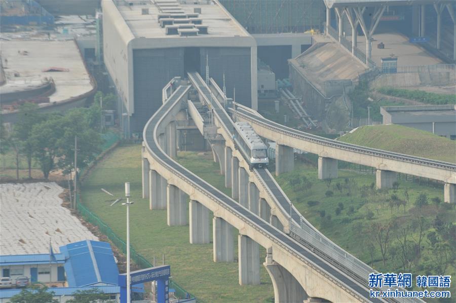 （社會）（4）中國首條中低速磁浮鐵路載客試運營