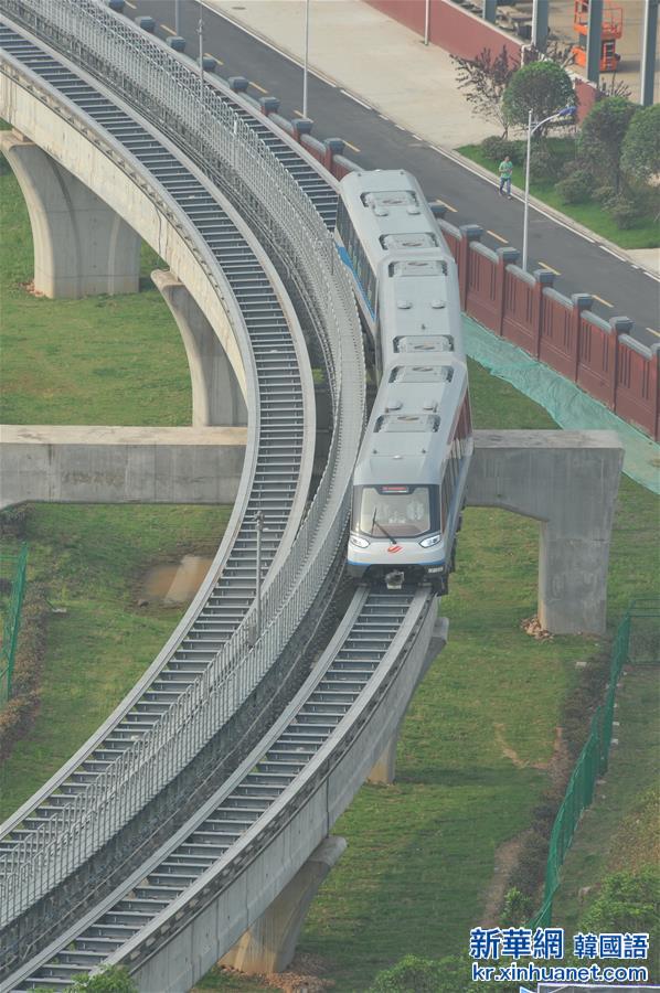 （新华直击）（2）中国首条中低速磁浮铁路载客试运营