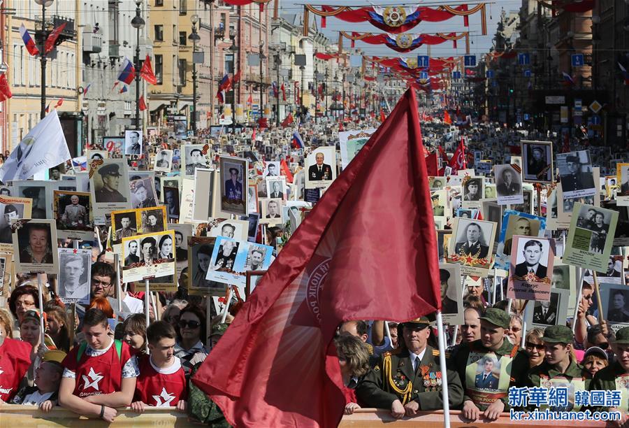 （XHDW）（3）圣彼得堡30万市民参加“不朽军团”游行