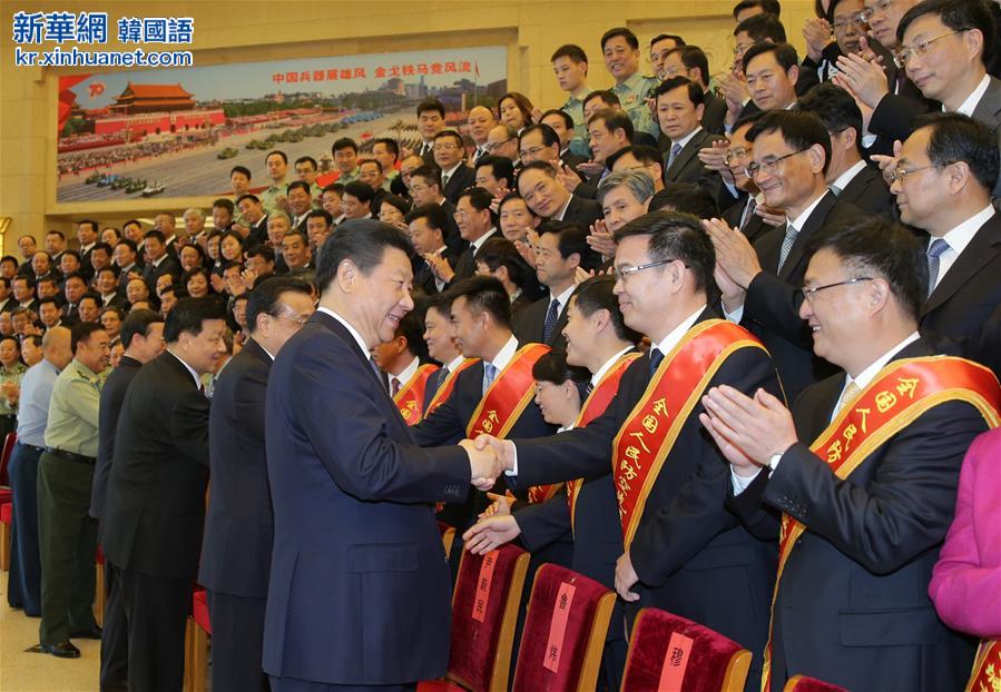 （时政）习近平会见第七次全国人民防空会议代表         