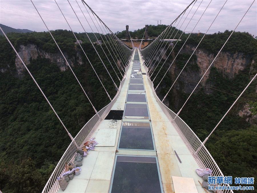 （社会）（2）张家界大峡谷玻璃桥完成桥面玻璃安装