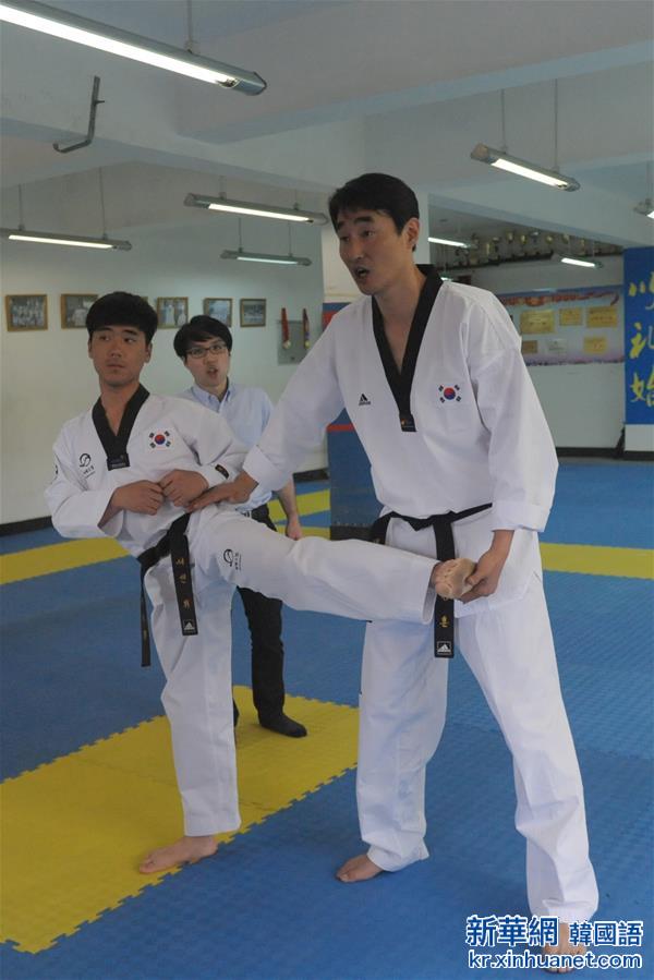 （体育）（2）跆拳道——韩国-四川跆拳道交流活动举行