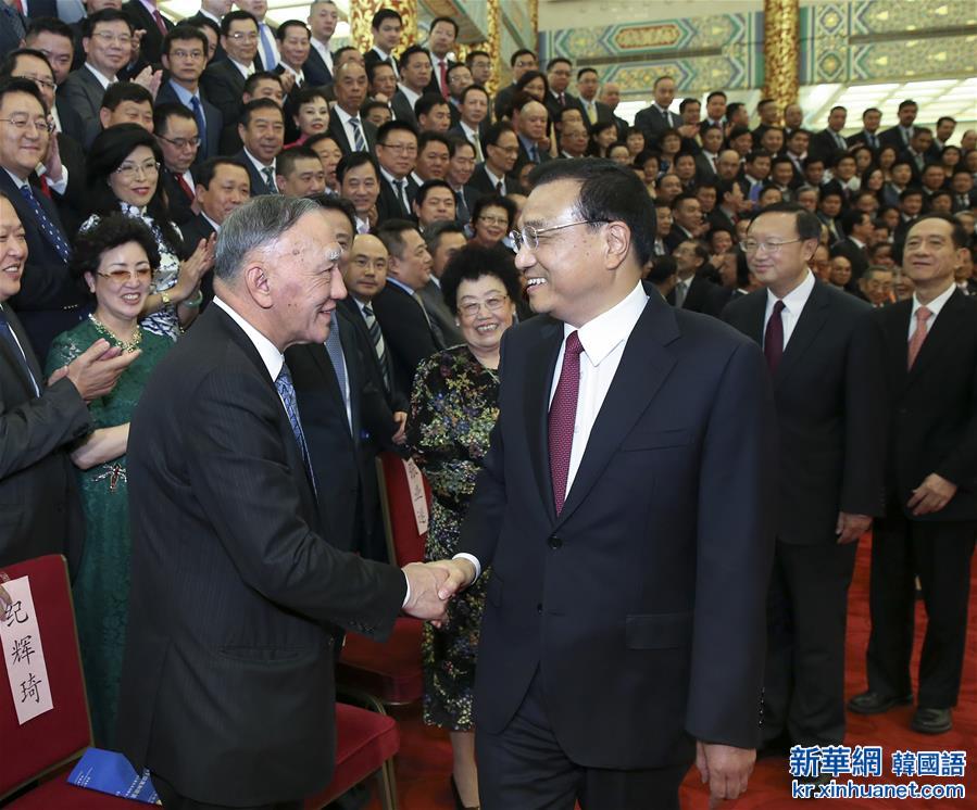 （时政）李克强会见第八届世界华侨华人社团联谊大会全体代表