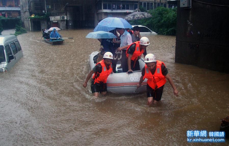 （生态）（7）南昌遭遇暴雨 部分路段出现积水