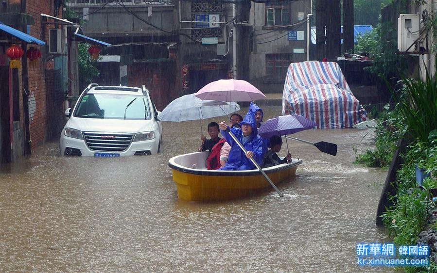 #（生态）（8）南昌遭遇暴雨 部分路段出现积水