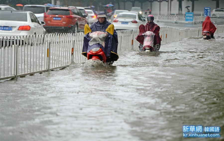 （生态）（1）南昌遭遇暴雨 部分路段出现积水