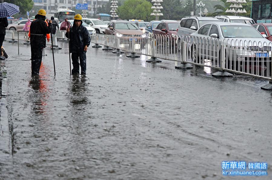 （生态）（2）南昌遭遇暴雨 部分路段出现积水