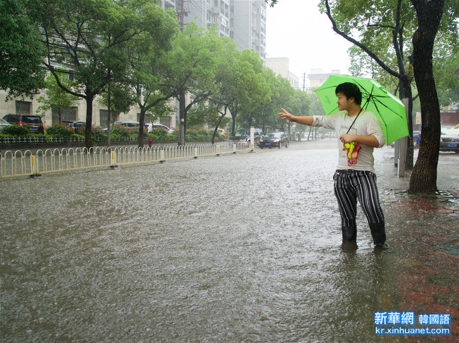 （生态）（5）南昌遭遇暴雨 部分路段出现积水