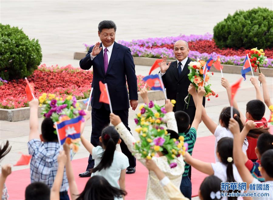 （时政）习近平同柬埔寨国王举行会谈