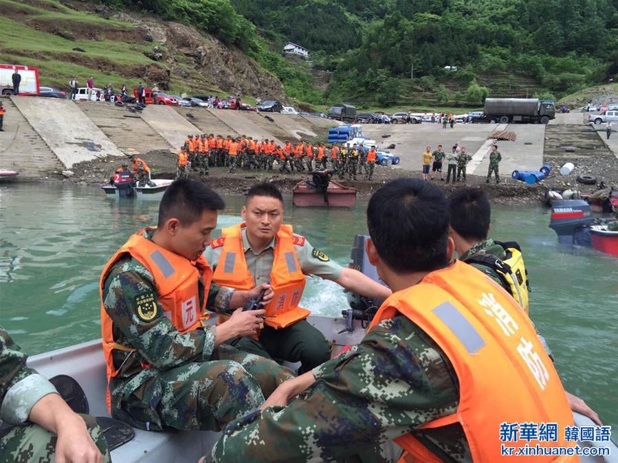 （突发事件）（1）四川广元白龙湖翻船事故游船实载18人　4人获救
