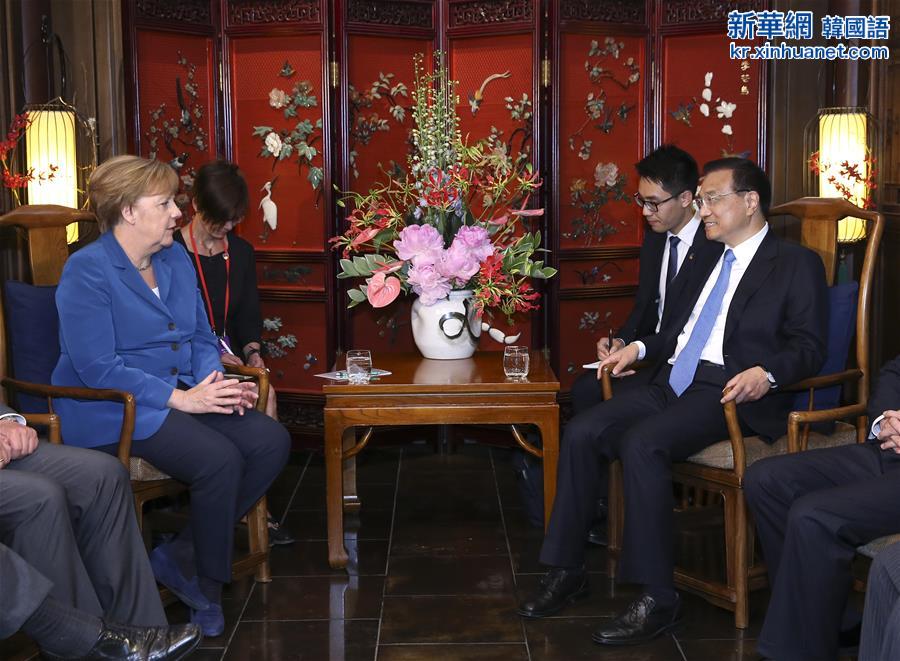 （时政）（1）李克强会见来华进行正式访问并举行第四轮中德政府磋商的德国总理默克尔