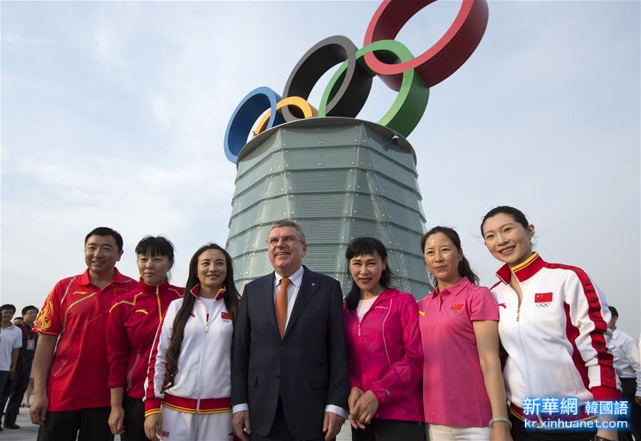 （体育）（1）国际奥委会主席巴赫出席北京奥林匹克塔命名暨奥运五环标志落成仪式