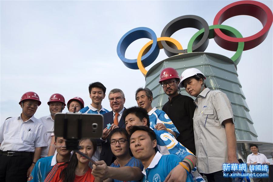 （体育）（4）北京奥林匹克塔奥运五环标志落成
