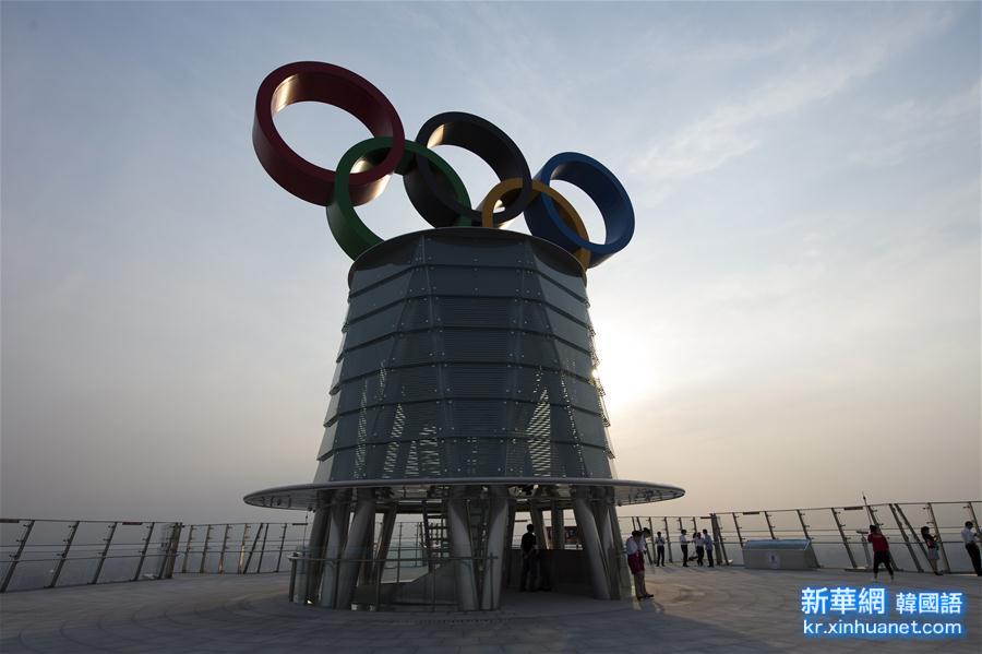 （体育）（7）北京奥林匹克塔奥运五环标志落成