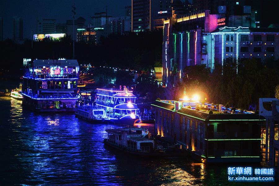 （晚报）（1）兰州：黄河游轮夏季夜航开启