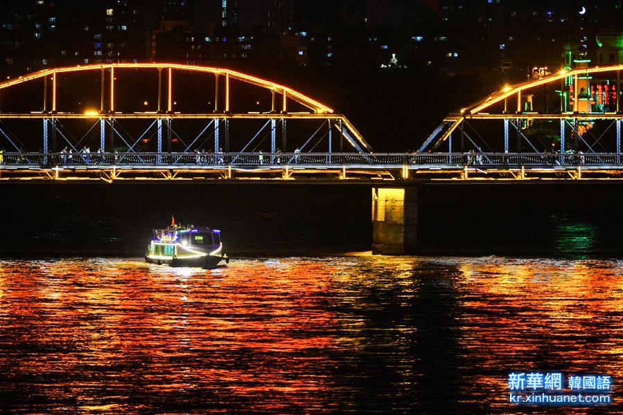 （晚报）（4）兰州：黄河游轮夏季夜航开启