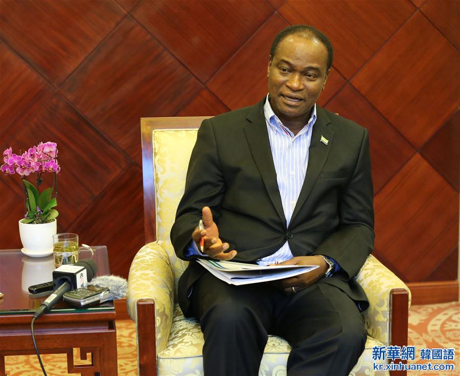 （图文互动）（1）塞拉利昂外长：支持中国在南海问题上的立场