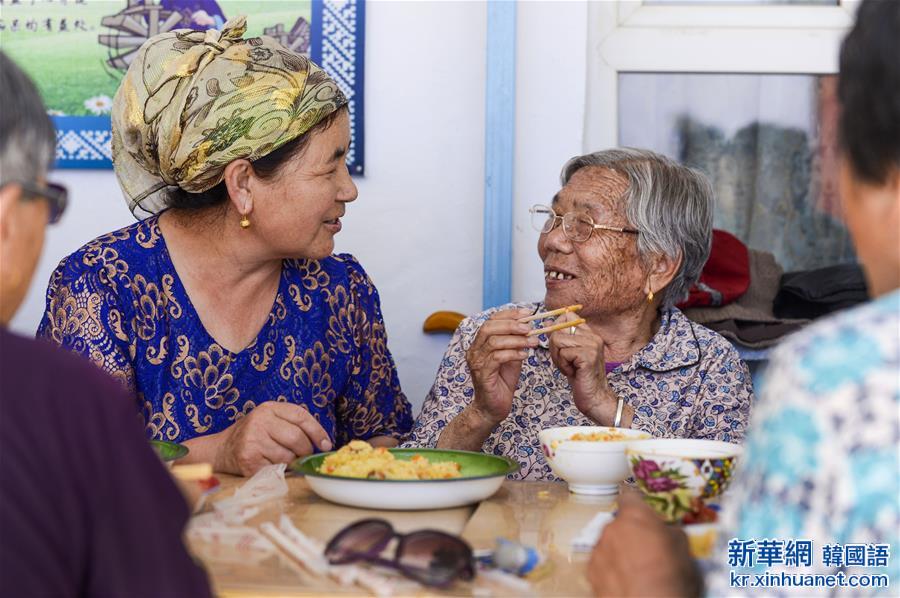 （图片故事）（2）新疆：沙尼汗大妈的“老人俱乐部”