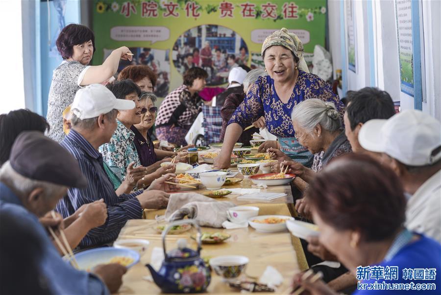 （图片故事）（3）新疆：沙尼汗大妈的“老人俱乐部”