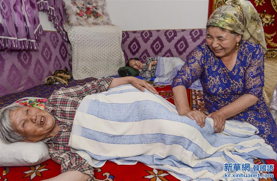 （图片故事）（5）新疆：沙尼汗大妈的“老人俱乐部”