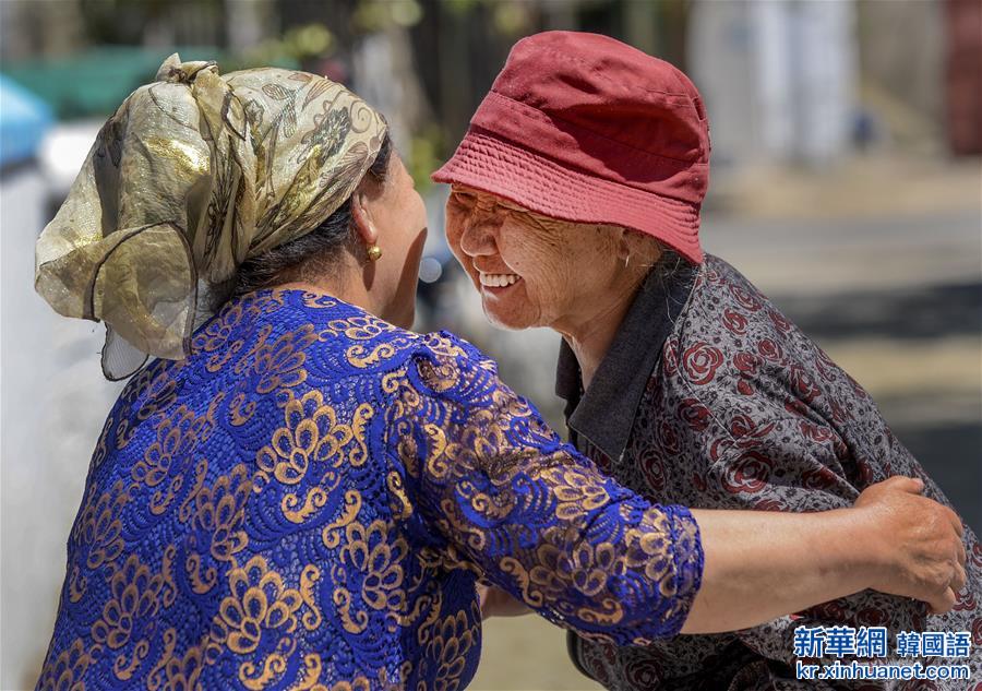 （图片故事）（9）新疆：沙尼汗大妈的“老人俱乐部”