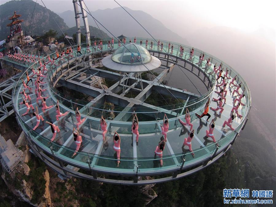 （社会）（2）百名瑜伽爱好者悬空玻璃观景台秀瑜伽
