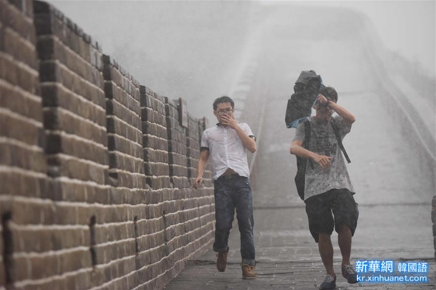 （晚报）（2）北京：长城雨后现彩虹