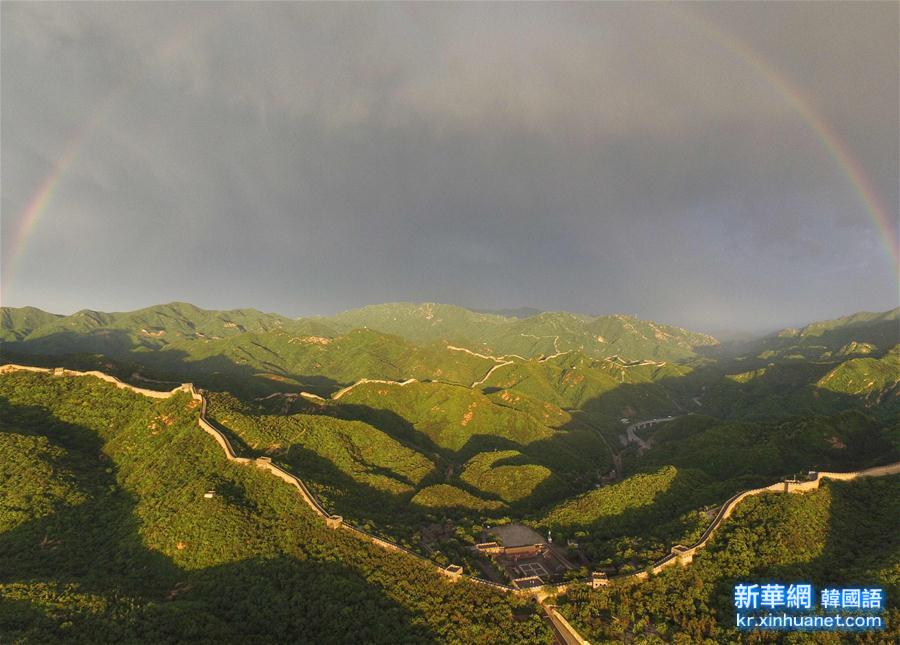 （晚报）（3）北京：长城雨后现彩虹
