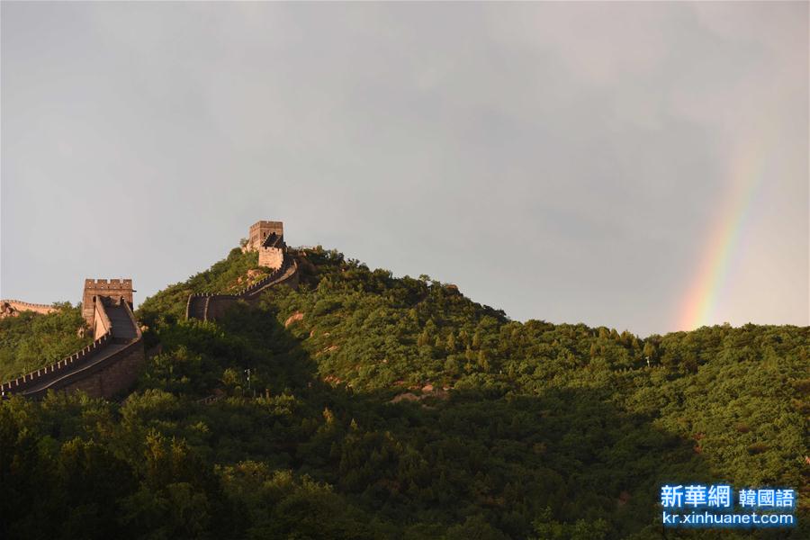 （晚报）（4）北京：长城雨后现彩虹