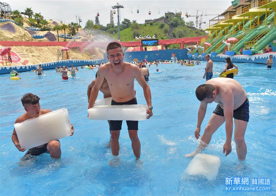 （晚报）（1）重庆：冰块挑战赛消暑度夏
