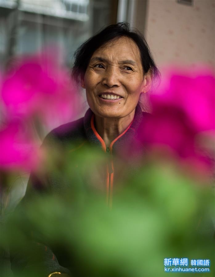 （圖文互動）（2）西藏女登山家41年的榮耀：“我在珠峰入了黨” 