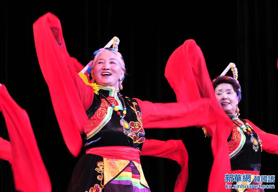 （晚报）（4）西藏老干部载歌载舞庆祝建党95周年
